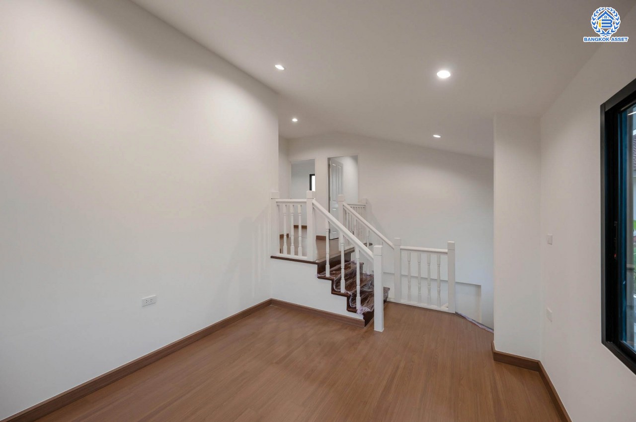 บ้านมือสองตกแต่งใหม่ คุณภาพแบรนด์ LH โครงการ ชลลดา บางบัวทอง เนื้อที่ 72 ตร.ว. ตกแต่งหรูหรา ฟังก์ชันจัดเต็ม 3 ห้องนอน 2 ห้องน้ำ 1 ห้องอเนกประสงค์ จอดรถได้ 1 คัน พร้อม Facilities ครบ! บนทำเลคุณภาพ เชื่อมต่อได้หลายเส้นทาง ใกล้เซ็นทรัลเวสต์เกต และรถไฟฟ้า "สถานีบางพลู"